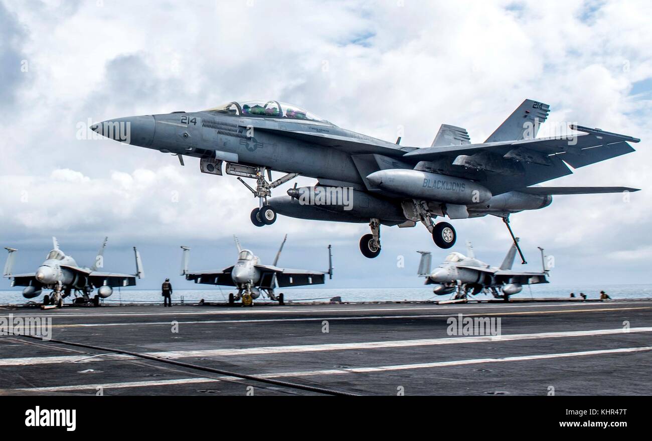 Un u.s. navy f/a-18f super hornet jet da combattimento aereo atterra sul ponte di volo a bordo della marina degli Stati Uniti nimitz-class portaerei USS George H.W. bush durante esercizio guerriero sassone agosto 4, 2017 nell'oceano atlantico. (Foto di hank gettys via planetpix) Foto Stock