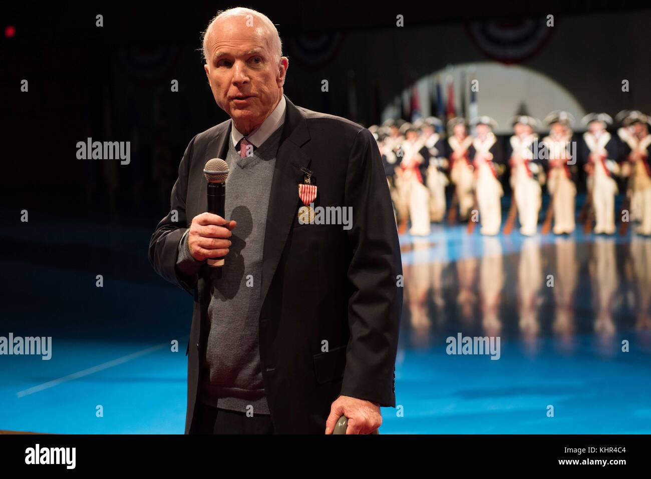 Il senatore dell'Arizona John McCain partecipa a una speciale esibizione Twilight Tattoo in suo onore alla Joint base Myer-Henderson Hall Conmy Hall il 14 novembre 2017 a Fort Myer, Virginia. (Foto di Gabriel Silva via Planetpix) Foto Stock