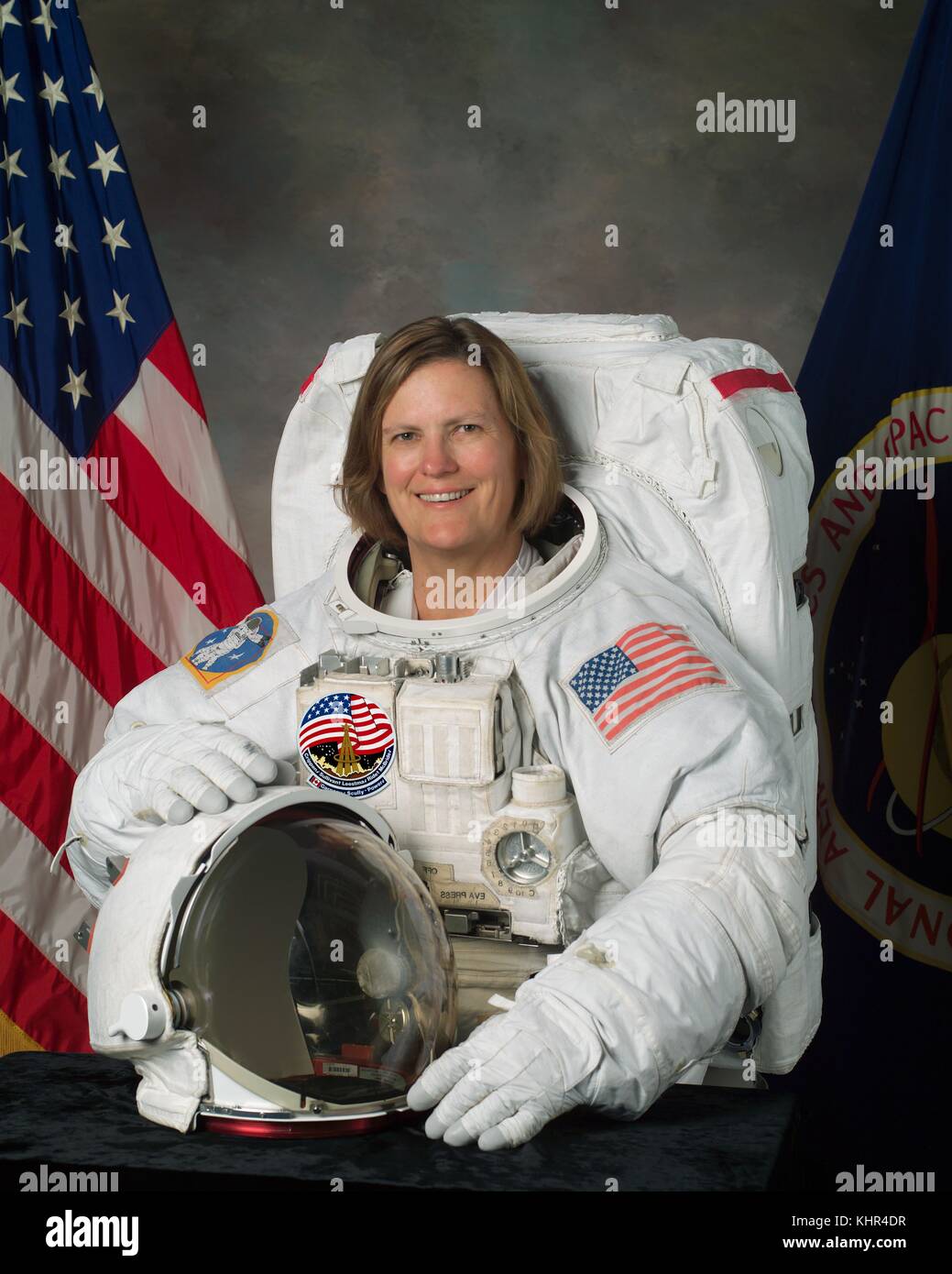Ritratto ufficiale della NASA Space Shuttle STS-31, STS-41 e STS-45 astronauta missione kathryn sullivan in una tuta spaziale presso il Johnson Space Center luglio 25, 2003 a Houston, Texas. Alla sua prima missione, Sullivan è diventata la prima donna americana a camminare nello spazio. (Foto di foto nasa via planetpix) Foto Stock