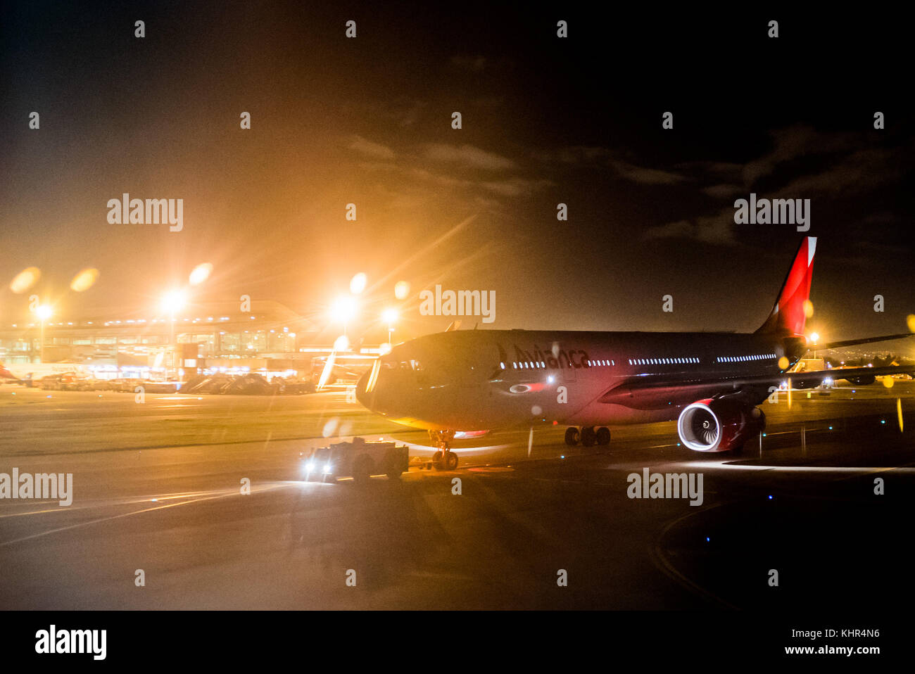 Un Airbus A330 della compagnia Avianca è trainato verso il basso di una pista di rullaggio a Bogotà l'aeroporto internazionale di El Dorado, colombia Foto Stock