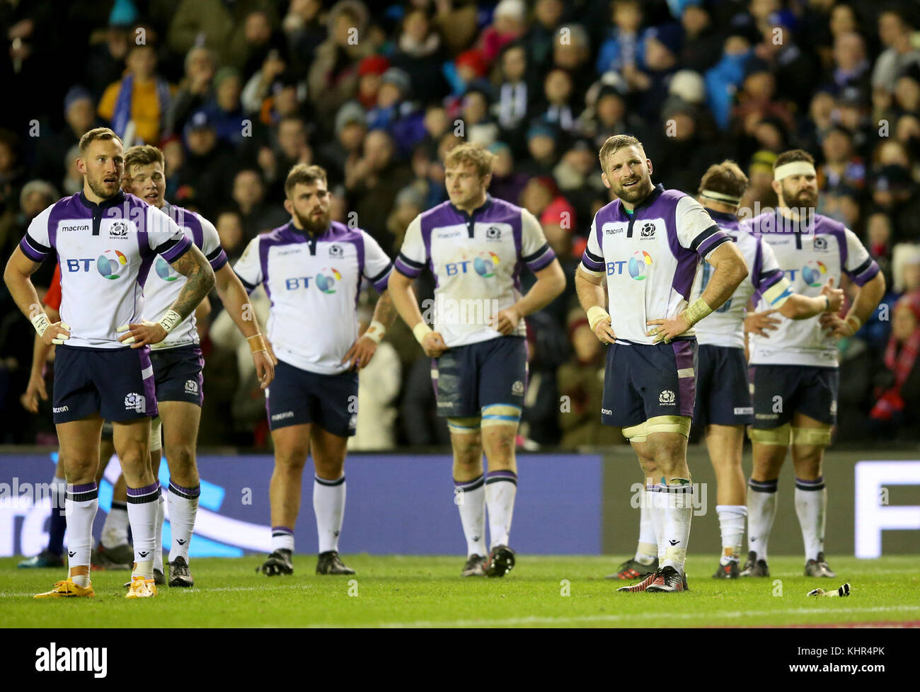 I giocatori scozzesi si sono espulsi dopo aver perso la partita contro gli All Blacks nell'Autunno internazionale a BT Murrayfield, Edimburgo. Foto Stock
