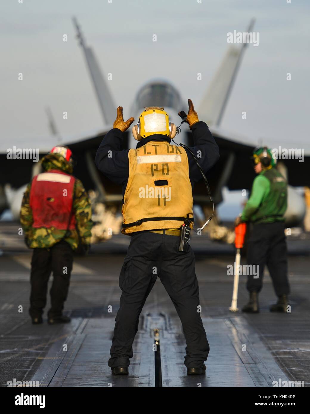 U.s. navy marinai di eseguire operazioni di volo sul ponte di volo a bordo della marina degli Stati Uniti nimitz-class portaerei USS nimitz novembre 13, 2017 nell'oceano pacifico. (Foto di cole schroeder via planetpix) Foto Stock