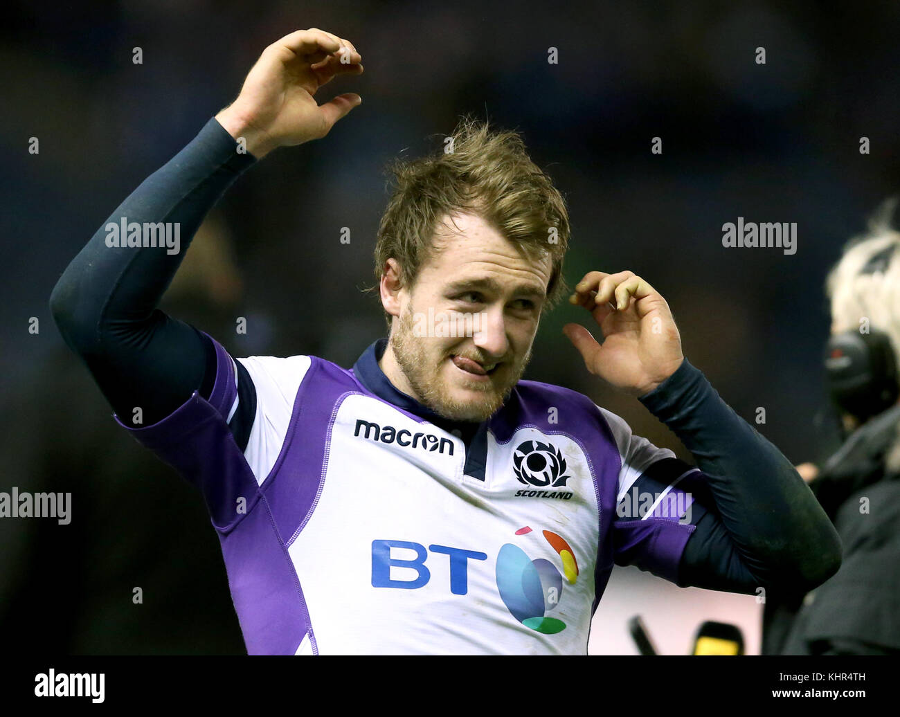 Stuart Hogg della Scozia si è rifiutato dopo aver perso la loro partita contro gli All Blacks nell'Autumn International di BT Murrayfield, Edimburgo. Foto Stock