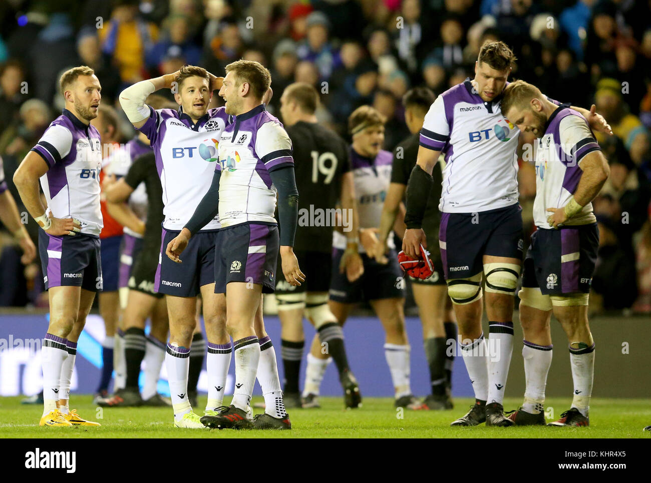I giocatori scozzesi si sono espulsi dopo aver perso la partita contro gli All Blacks nell'Autunno internazionale a BT Murrayfield, Edimburgo. PREMERE ASSOCIAZIONE foto. Data immagine: Sabato 18 novembre 2017. Vedi la storia della PA RUGBYU Scozia. Il credito fotografico dovrebbe essere: Jane Barlow/PA Wire. RESTRIZIONI: Solo per uso editoriale, nessun uso commerciale senza previa autorizzazione. Foto Stock