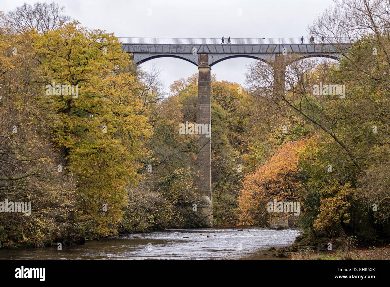 L Acquedotto Pontcysyllte in Llangollen Canal attraversando il fiume Dee in colori autunnali, Denbighshire, Galles del Nord, Regno Unito Foto Stock