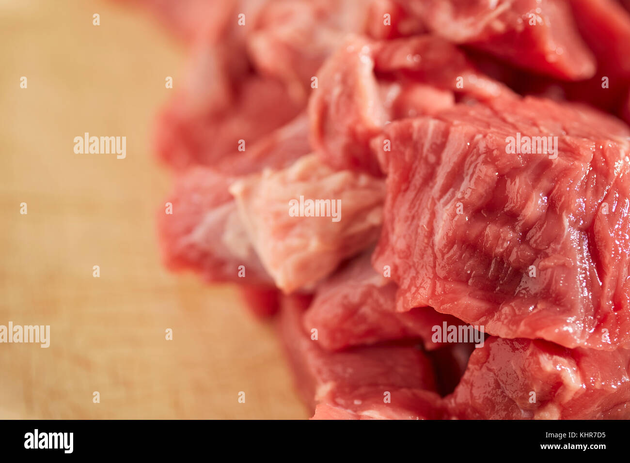 Pezzi di carne di manzo crudo per stufato, talvolta chiamato 'stewing steak" nel Regno Unito Foto Stock