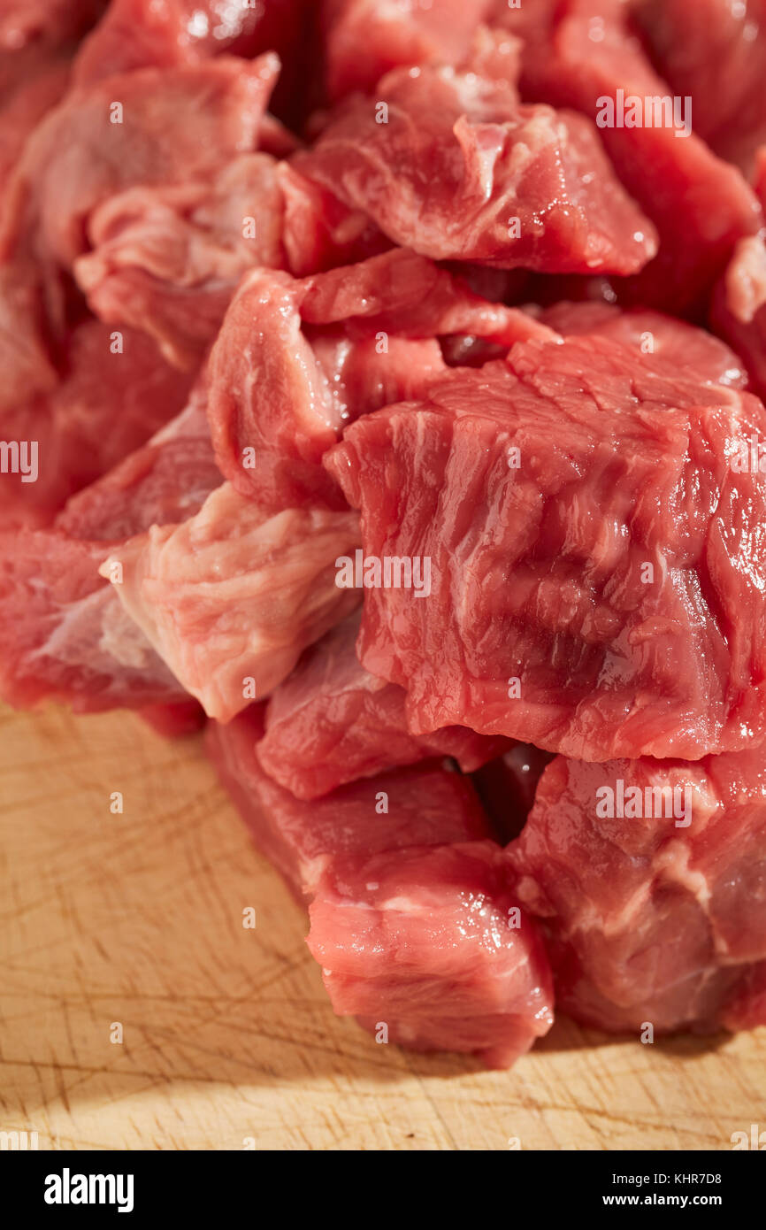 Pezzi di carne di manzo crudo per stufato, talvolta chiamato 'stewing steak" nel Regno Unito Foto Stock