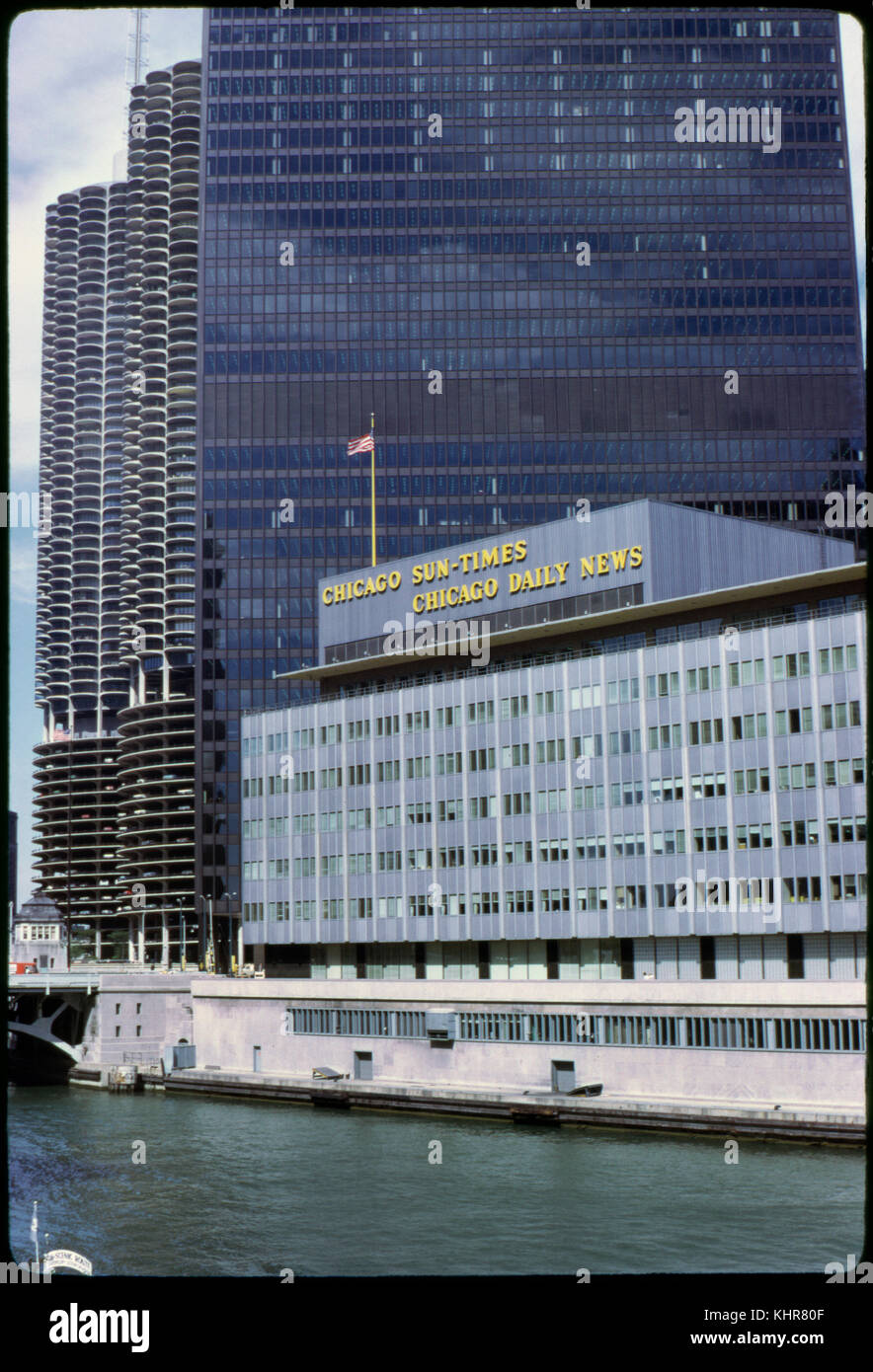 Chicago Sun-times, Chicago Daily News edificio con Marina Towers in background lungo il fiume Chicago, Chicago, Illinois, USA, 1972 Foto Stock