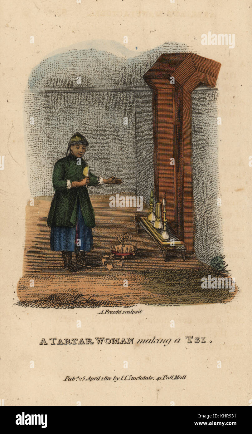 Tartaro donna fare una STI, sacrificare lo spirito della porta per impedire la sfortuna di entrare. Buddista o Fo setta, Lao-Kiun. Handcolored incisione su rame da Andrea Freschi dopo Antoine Cardon da Henri-Leonard-Jean-Baptiste Bertin e Jean Baptiste Joseph Breton della Cina, i suoi costumi, arti, produce, ecc, Howlett e Brimmer, Londra, 1824. Foto Stock