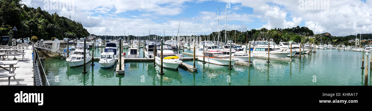 Panorama di barche a vela e barche a motore ormeggiata in posti barca presso Tutukaka Marina, Northland e North Island, Nuova Zelanda, NZ Foto Stock