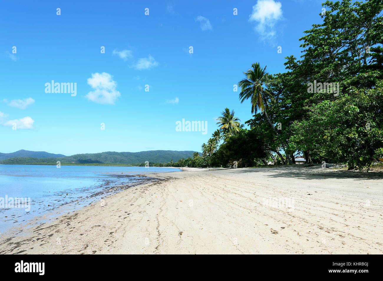 Spiaggia di sabbia della comunità Aborigena di Yarrabah, vicino a Cairns, estremo Nord Queensland, FNQ, QLD, Australia Foto Stock