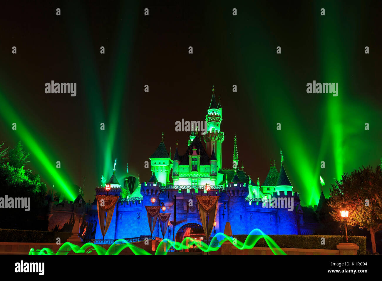 Anaheim: Vista notturna del famoso castello di Cenerentola di Disneyland il 1° ottobre 2014 ad Anaheim, Orange County, California, Stati Uniti Foto Stock