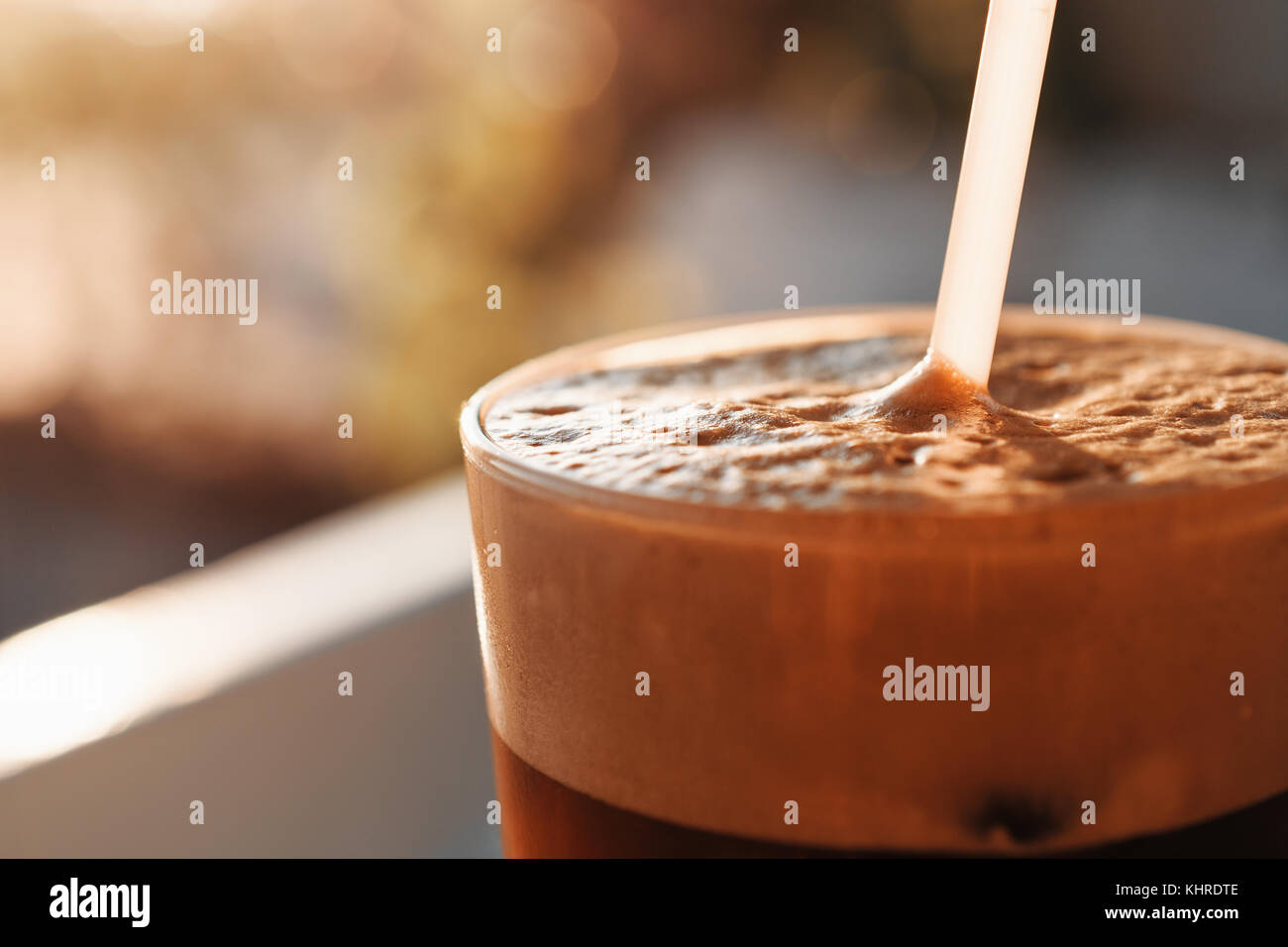 Caffè ghiacciato in bicchiere con schiuma e bolle Foto Stock