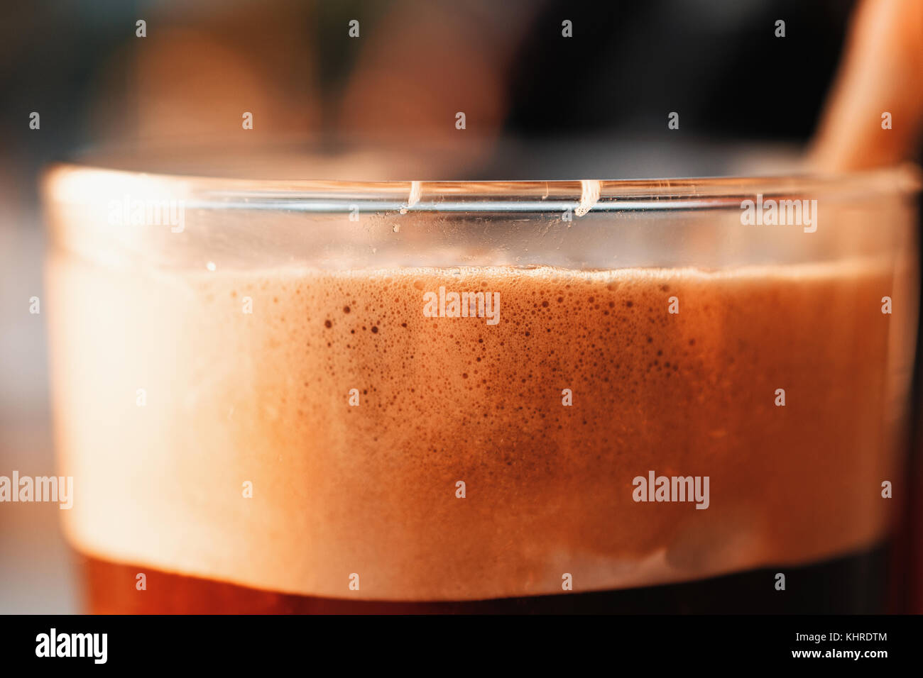 Caffè ghiacciato in bicchiere con schiuma e bolle Foto Stock