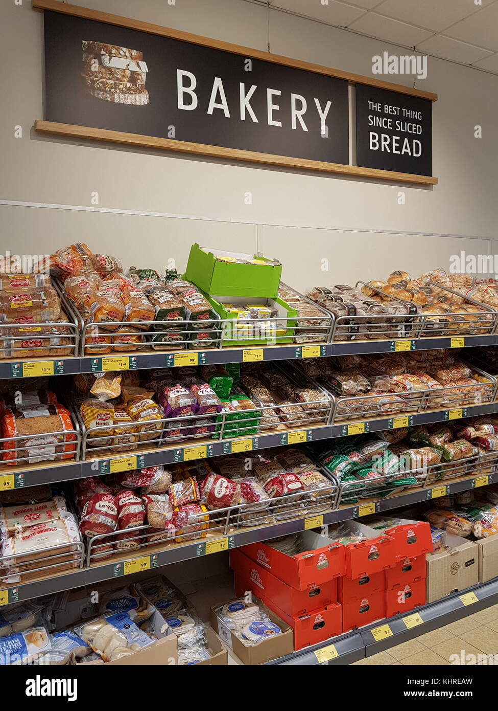 Ennis, Irlanda - novembre 17th, 2017: aldi store in ennis County Clare, Irlanda. selezione di vari panificio produrre Foto Stock