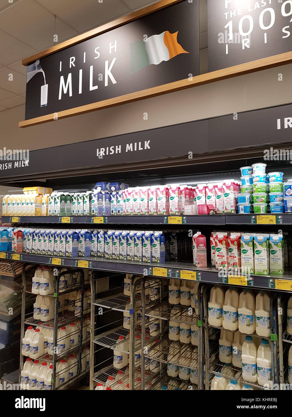 Ennis, Irlanda - novembre 17th, 2017: aldi store in ennis County Clare, Irlanda. selezione di varie latte irlandese Foto Stock