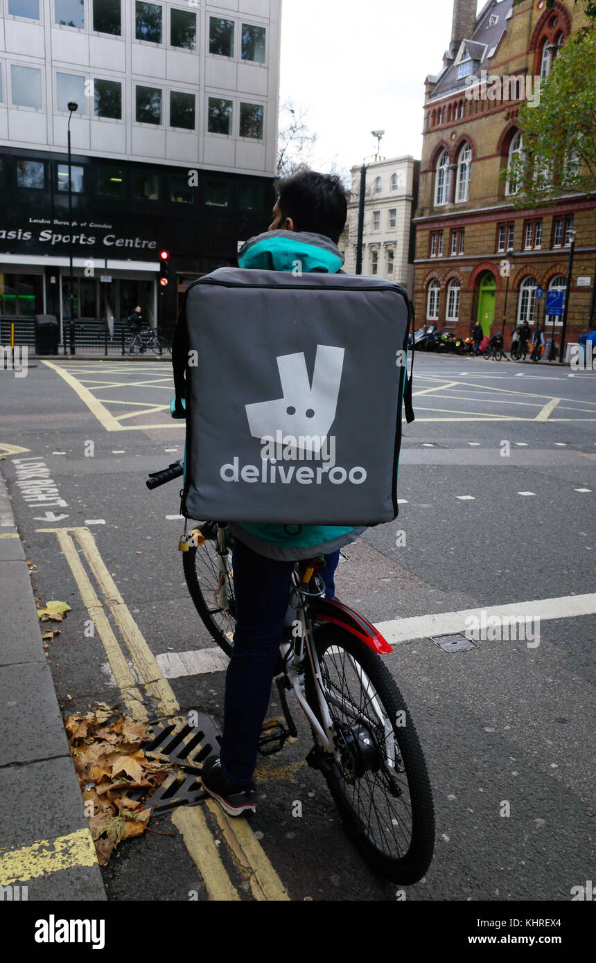Deliveroo ciclista a Londra in Inghilterra Foto Stock