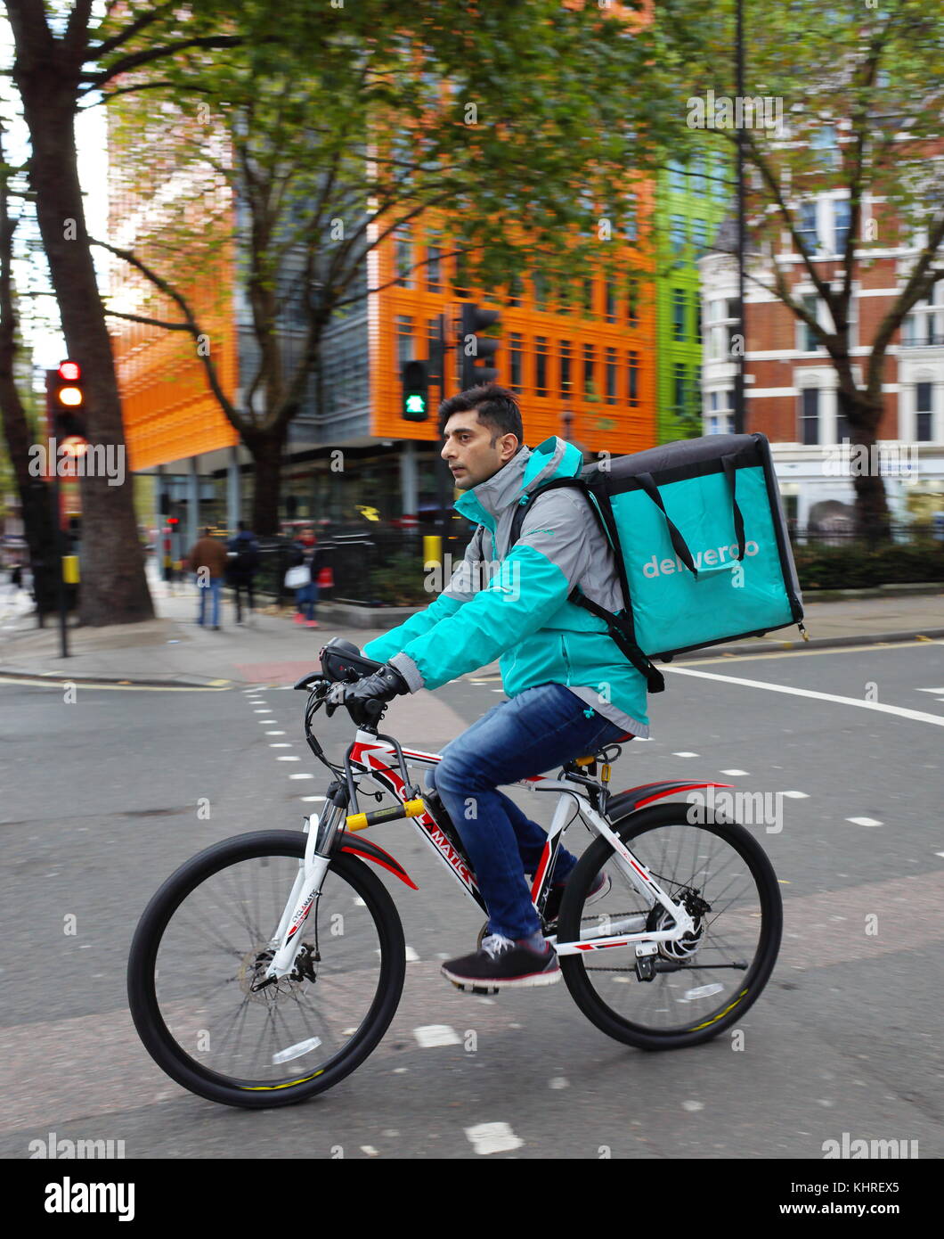 Deliveroo ciclista a Londra in Inghilterra Foto Stock