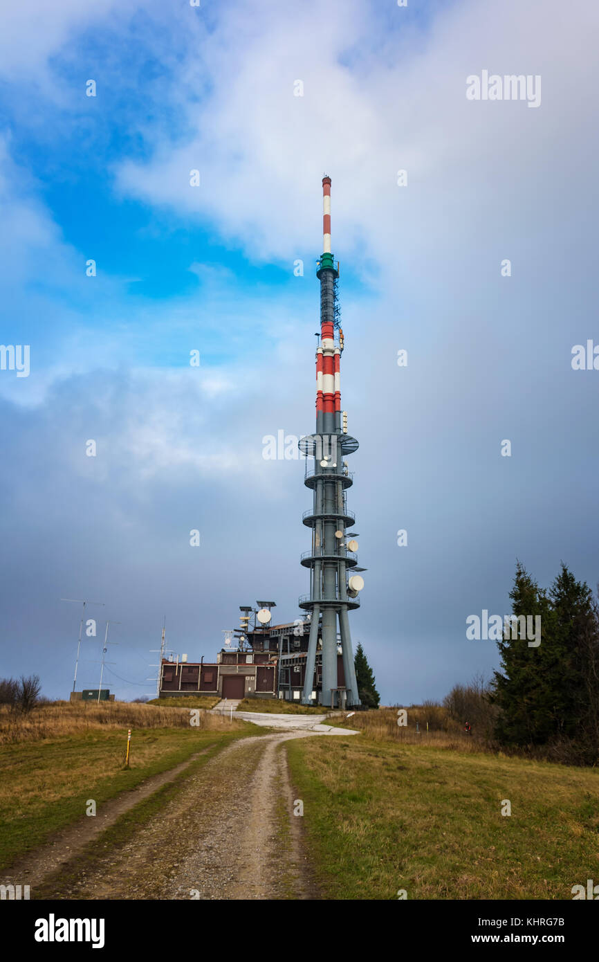 Broadcasting tv tower sulla collina velka javorina, nella nebbia Foto Stock