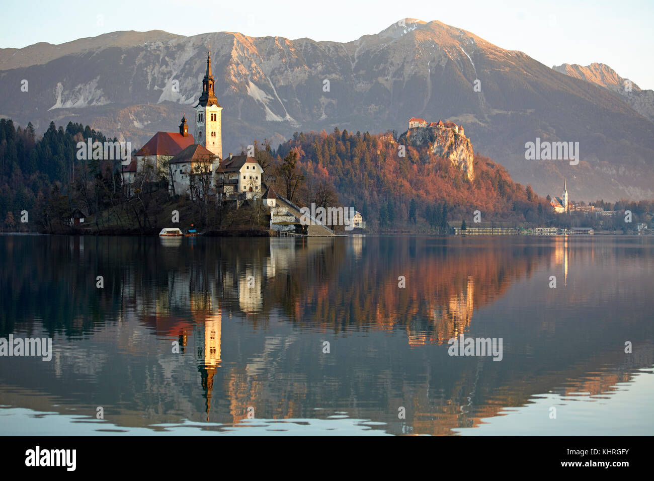 Vista sul lago di Bled e la chiesa di Maria regina, situato su una piccola isola nel mezzo del lago di Bled Slovenia Foto Stock