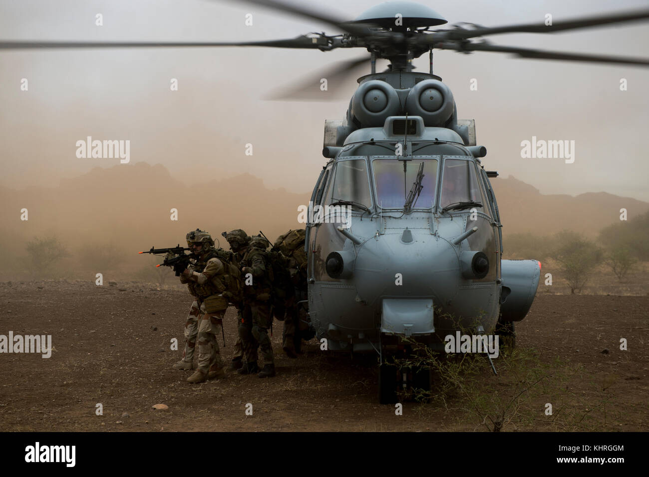 Un U.S. Air Force pararescuemen assegnato alla 48th Rescue Squadron e francese Air Commandos fornire copertura dopo lo spostamento di un paziente simulato in EUR Foto Stock