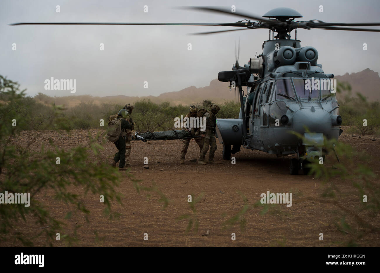 Un U.S. Air Force pararescuemen assegnato alla 48th Rescue Squadron e francese Air Commandos spostare un paziente simulato di un Eurocopter EC-725 per aeria Foto Stock