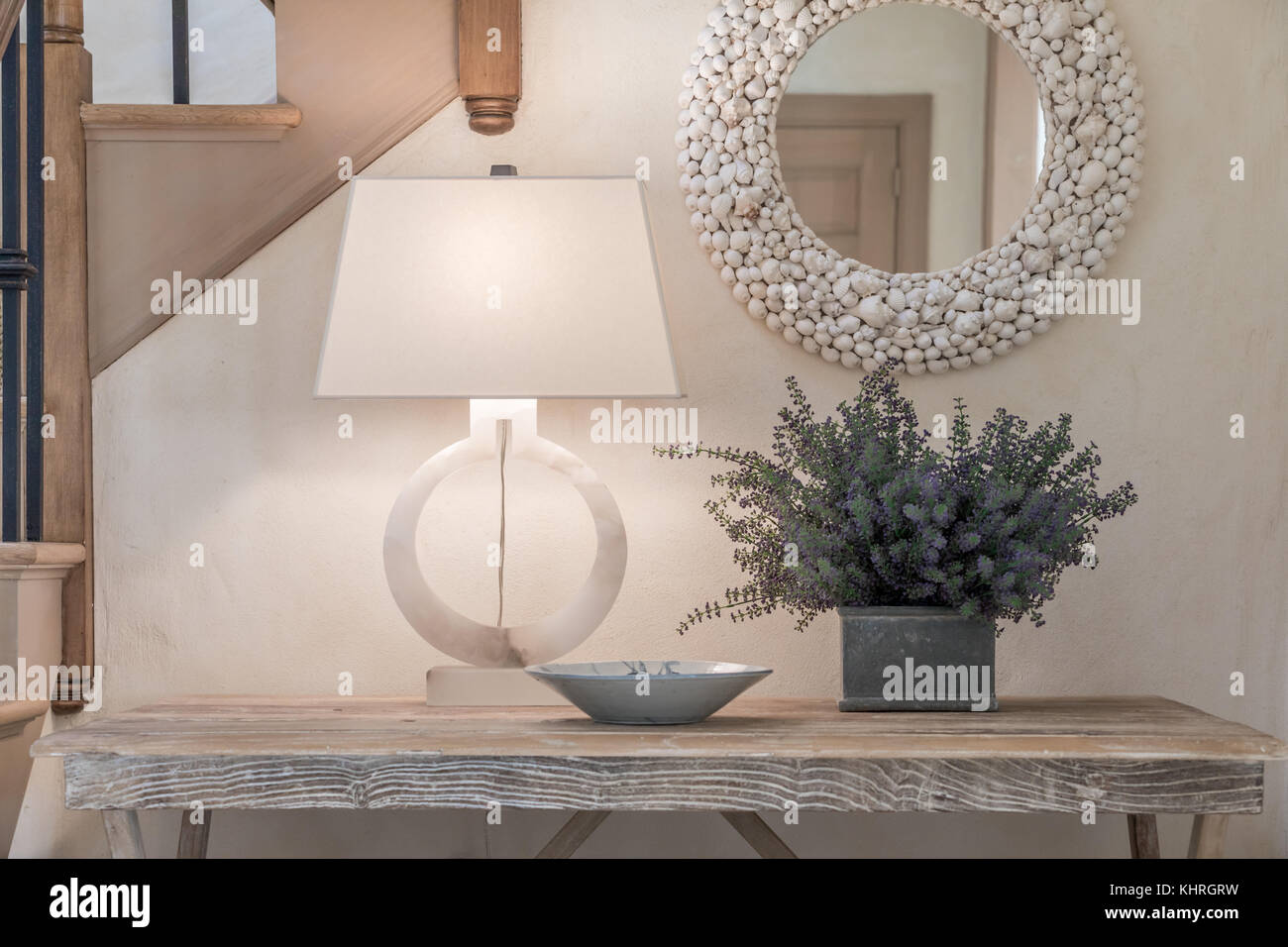 Tavolino in un foyer con lampada, specchio e altri oggetti di uso domestico, Eastern long Island, NY Foto Stock