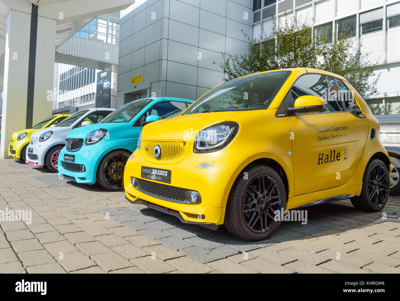 FRANCOFORTE, GERMANIA - 17 settembre 2017: Brabus Ultimate 125 - messa a punto per Smart Fortwo al Salone IAA di Francoforte in giallo, blu e viola Foto Stock