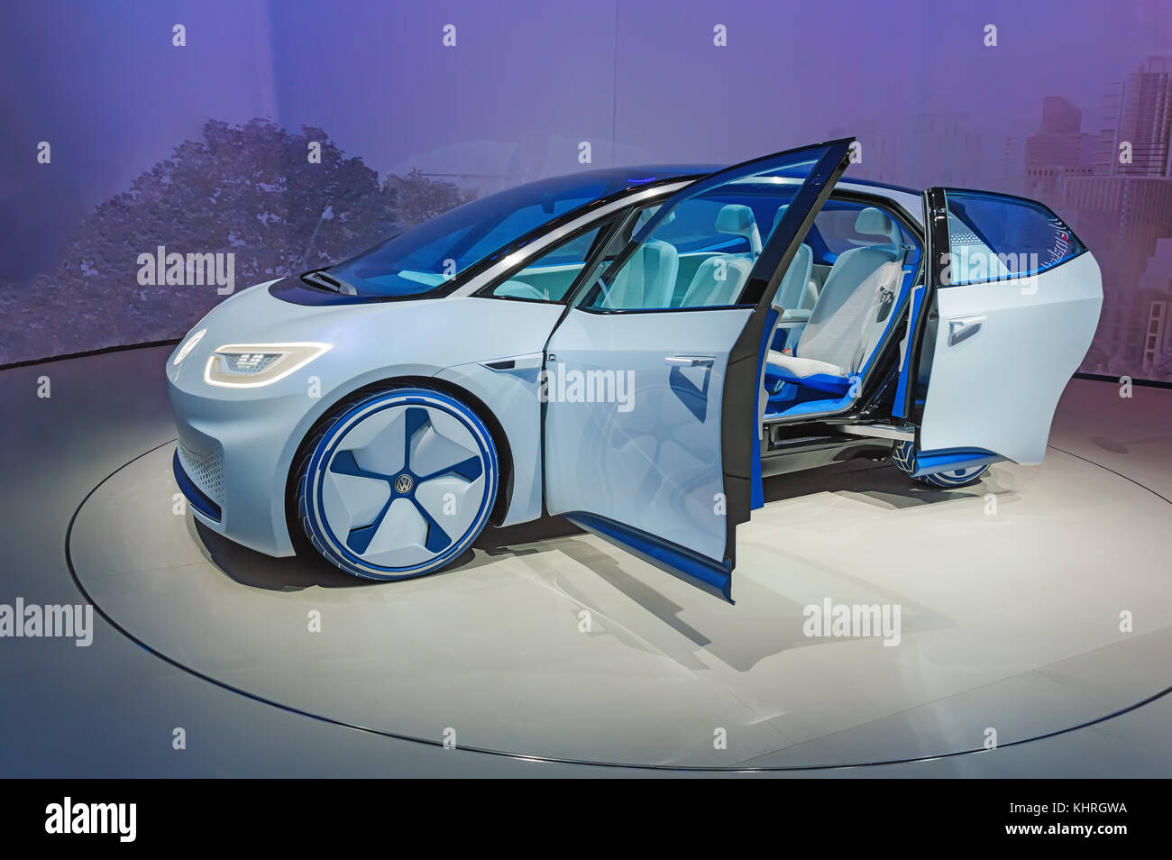 FRANCOFORTE, GERMANIA - SET 17, 2017: Volkswagen I.D. Autonomous Electric car at IAA Frankfurt Motor Show. VW ID è una famiglia elettrica accessibile hatchba Foto Stock