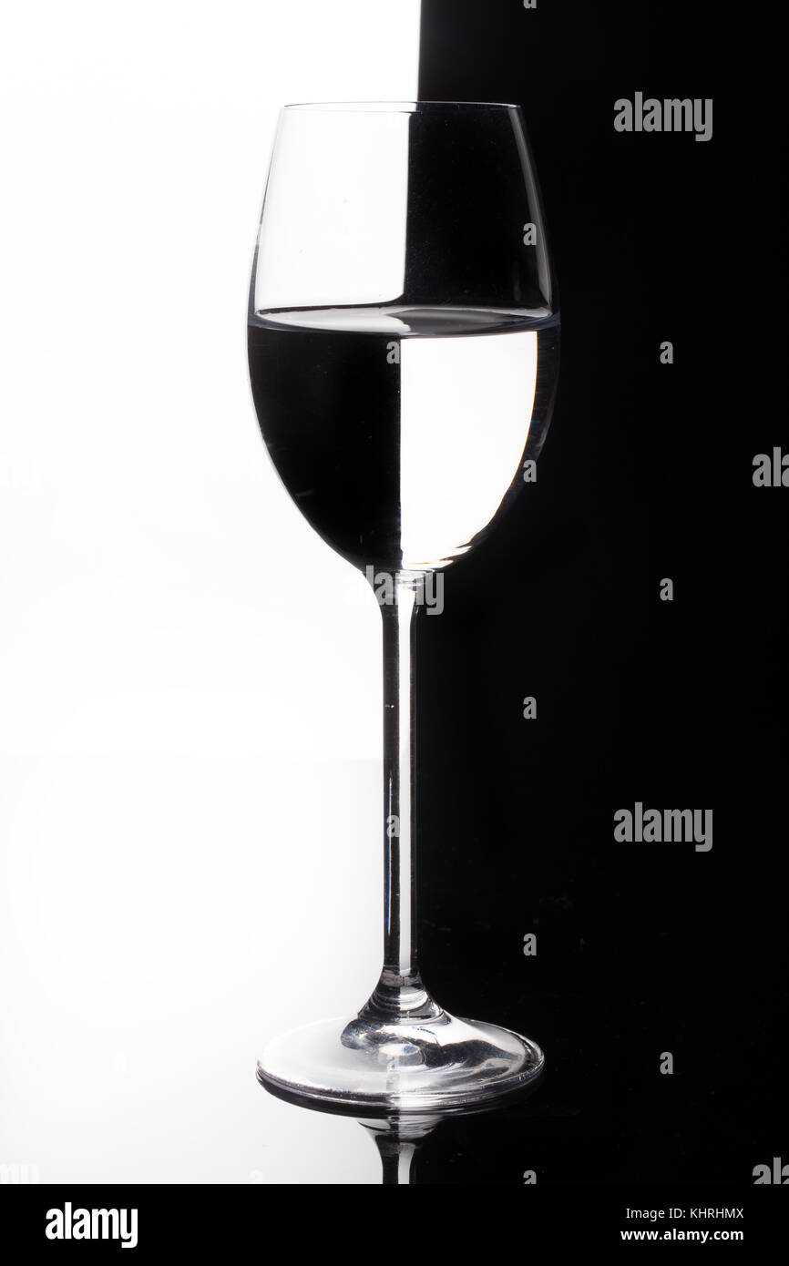 Vetro con un vino rosso su un vetro di sfondo per studio Foto Stock