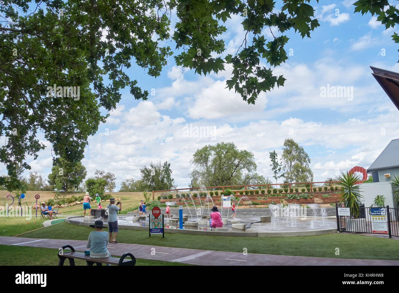 I genitori e i bambini a splash pad in Tamworth Australia parco giochi Foto Stock