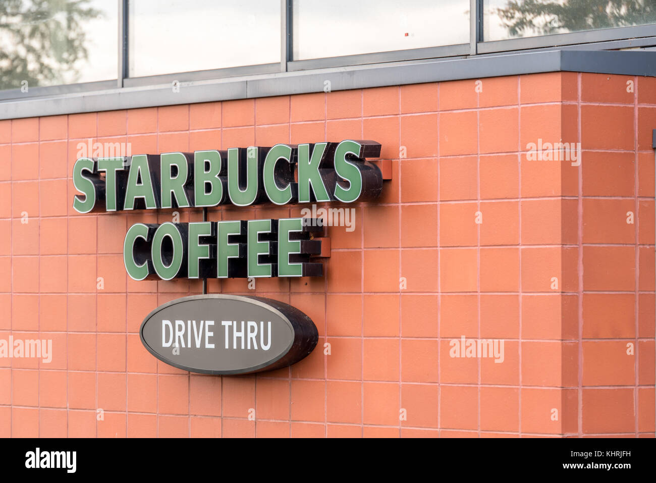 Northampton, Regno Unito - Ott 26, 2017: vista di uno Starbucks drive thru logo in Nene Valley retail park. Foto Stock