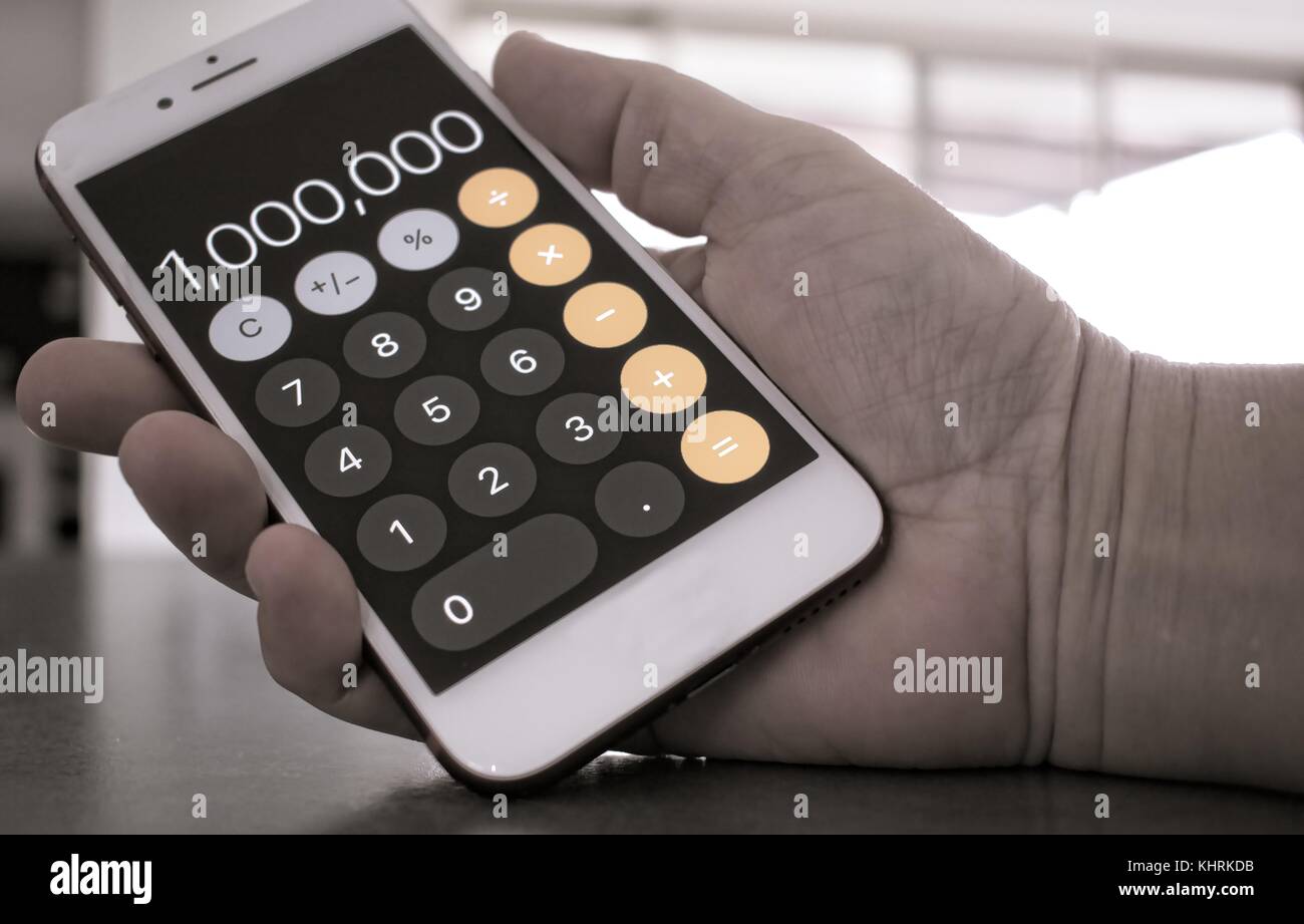 Donna di mano che tiene il telefono cellulare con il numero 1000000 sul display Foto Stock