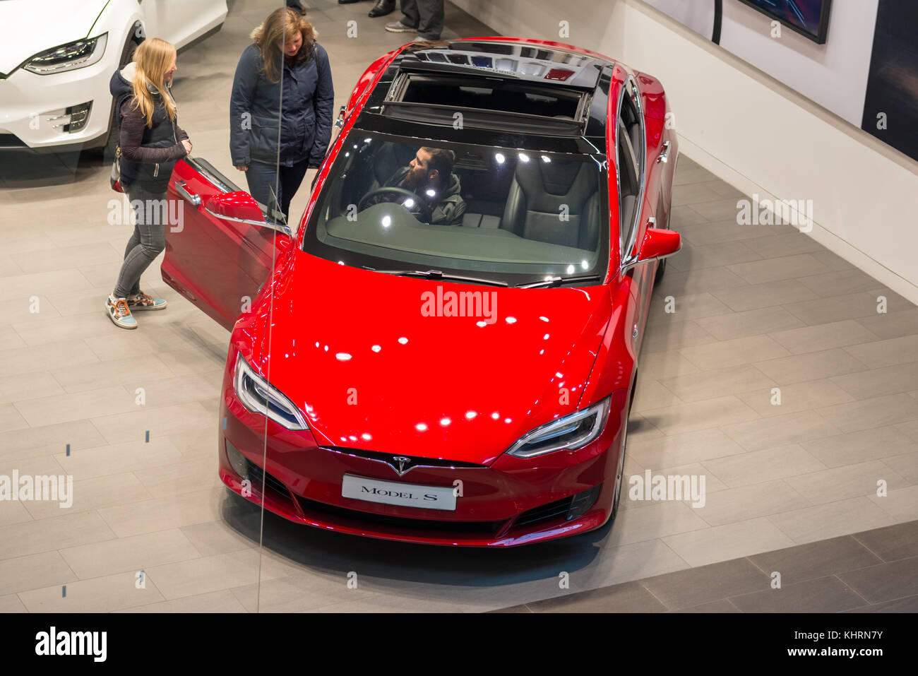 La Tesla Model S auto elettriche al salone di Le Grand Arcade Shopping Mall, Cambridge, Inghilterra, Regno Unito. Foto Stock