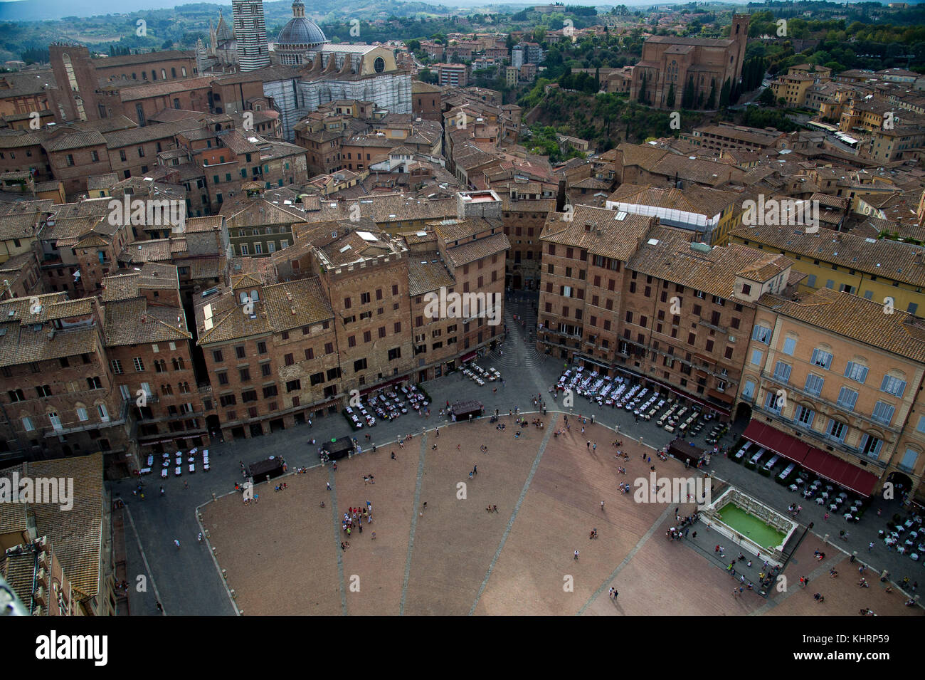 Piazza del Campo con Fonte Gaia (fontana monumentale) nel centro storico di Siena elencati di patrimonio mondiale dall UNESCO a Siena, Toscana, Italia. 28 Agosto Foto Stock