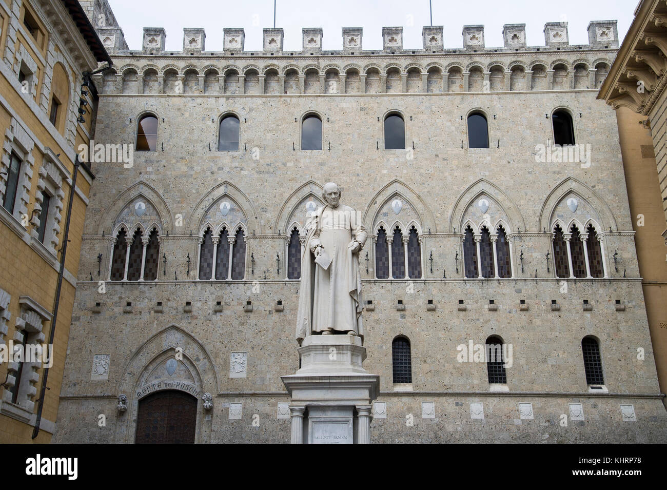 Statua di Sallustio Bandini da Tito Sarrocchi di fronte all'entrata principale al gotico Palazzo Salimbeni, sede centrale della Banca Monte dei Paschi di Sie Foto Stock