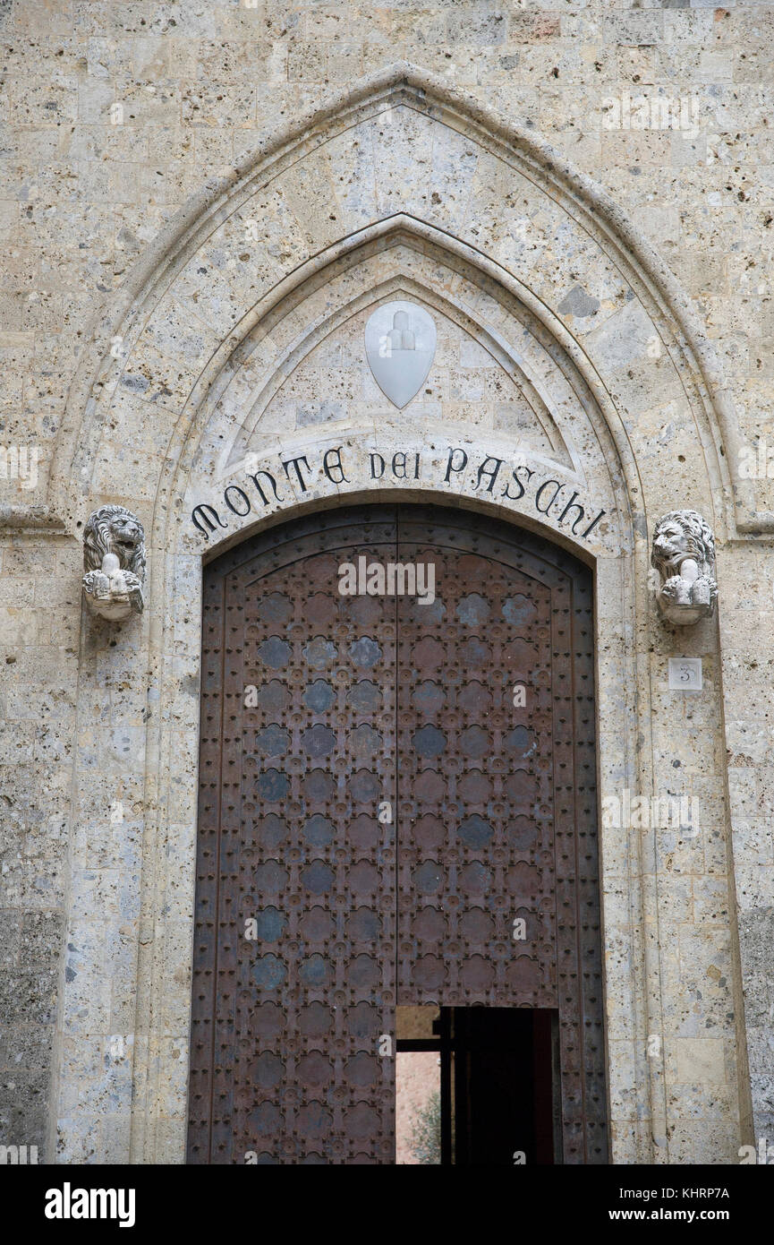 Ingresso principale al gotico Palazzo Salimbeni, sede centrale della Banca Monte dei Paschi di Siena nel centro storico di Siena elencati dall'UNESCO Patrimonio dell'umanità Foto Stock