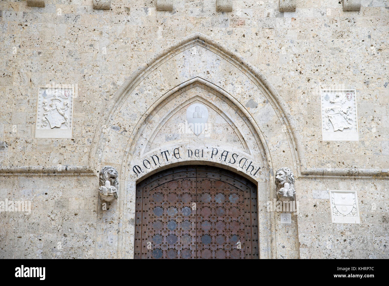 Ingresso principale al gotico Palazzo Salimbeni, sede centrale della Banca Monte dei Paschi di Siena nel centro storico di Siena elencati dall'UNESCO Patrimonio dell'umanità Foto Stock