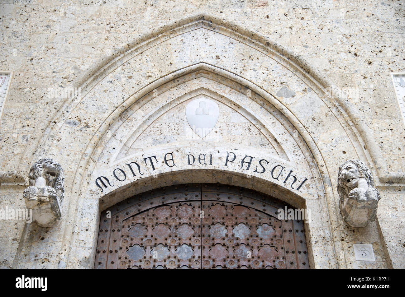 Ingresso principale al gotico Palazzo Salimbeni, sede centrale della Banca Monte dei Paschi di Siena nel centro storico di Siena elencati dall'UNESCO Patrimonio dell'umanità Foto Stock