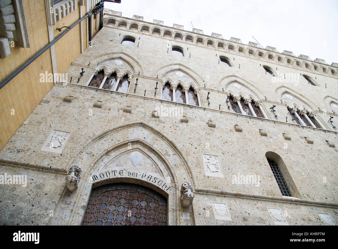 Ingresso principale al gotico Palazzo Salimbeni, sede centrale della Banca Monte dei Paschi di Siena nel centro storico di Siena elencati dall'UNESCO Patrimonio dell'umanità Foto Stock