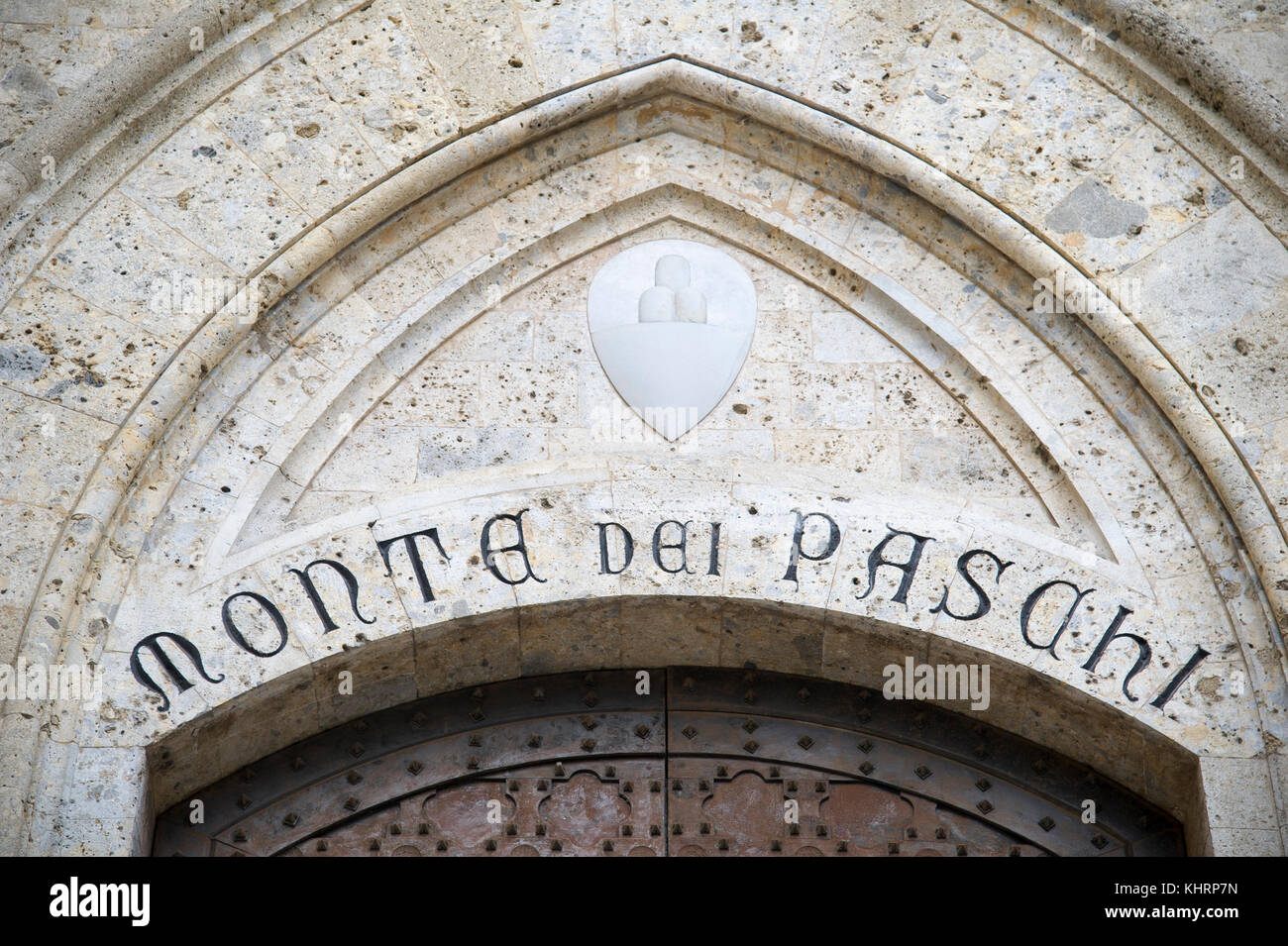 Ingresso principale al gotico Palazzo Salimbeni, sede centrale della Banca Monte dei Paschi di Siena nel centro storico di Siena elencati dall'UNESCO Patrimonio dell'umanità Foto Stock