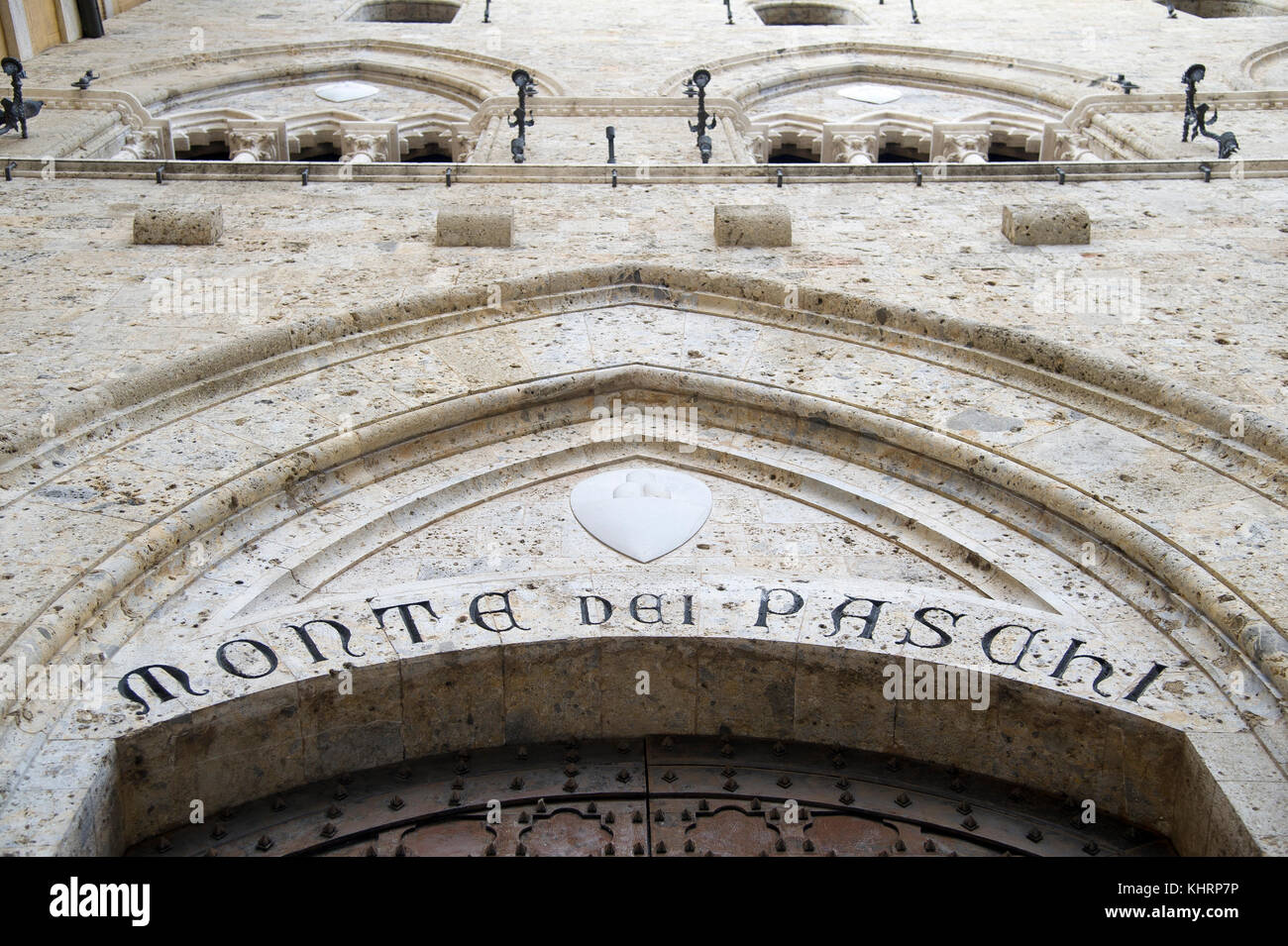 Ingresso principale al gotico Palazzo Salimbeni, sede centrale della Banca Monte dei Paschi di Siena nel centro storico di Siena elencati dall'UNESCO Patrimonio dell'umanità Foto Stock