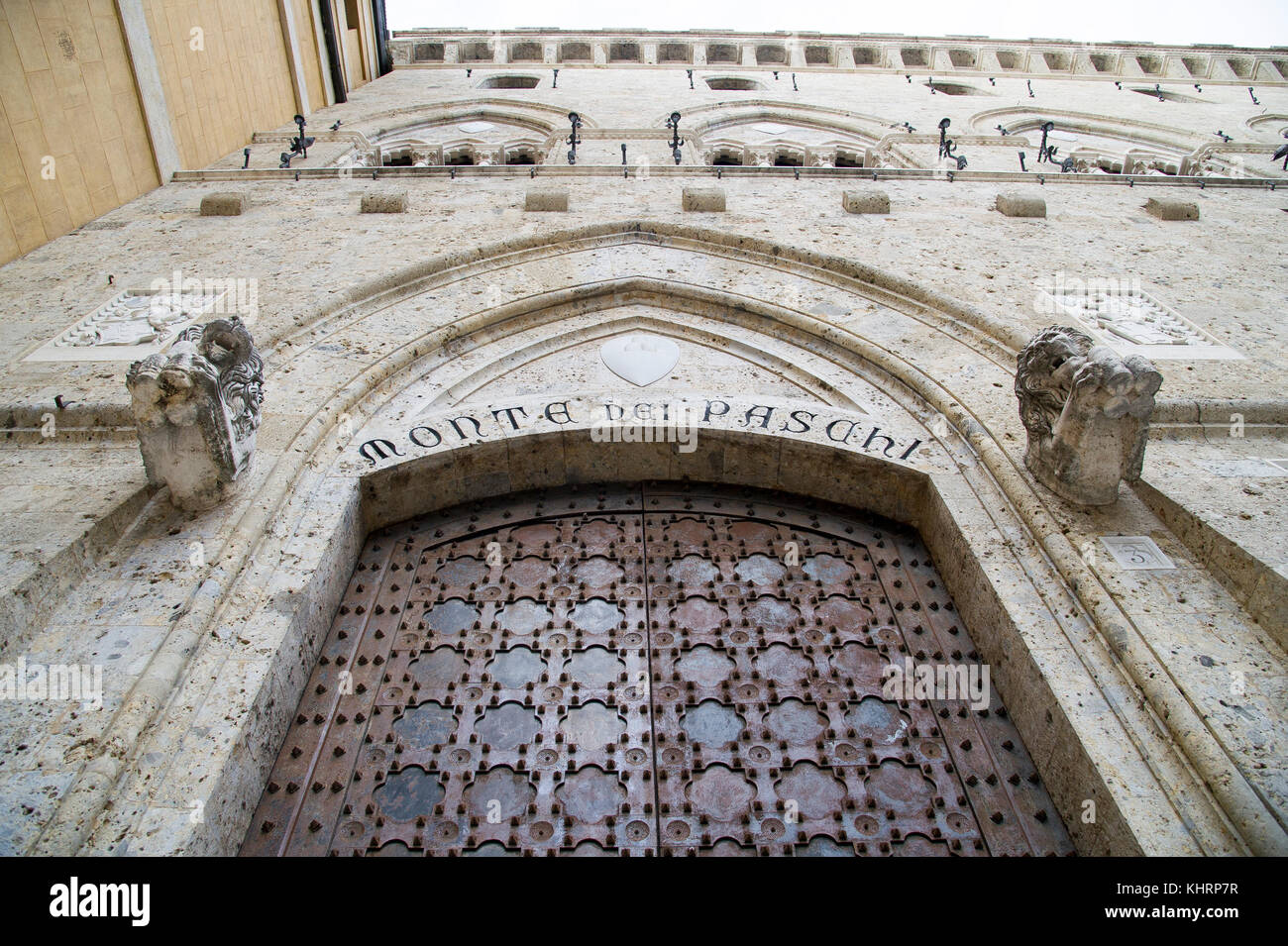 Ingresso principale al gotico Palazzo Salimbeni, sede centrale della Banca Monte dei Paschi di Siena nel centro storico di Siena elencati dall'UNESCO Patrimonio dell'umanità Foto Stock