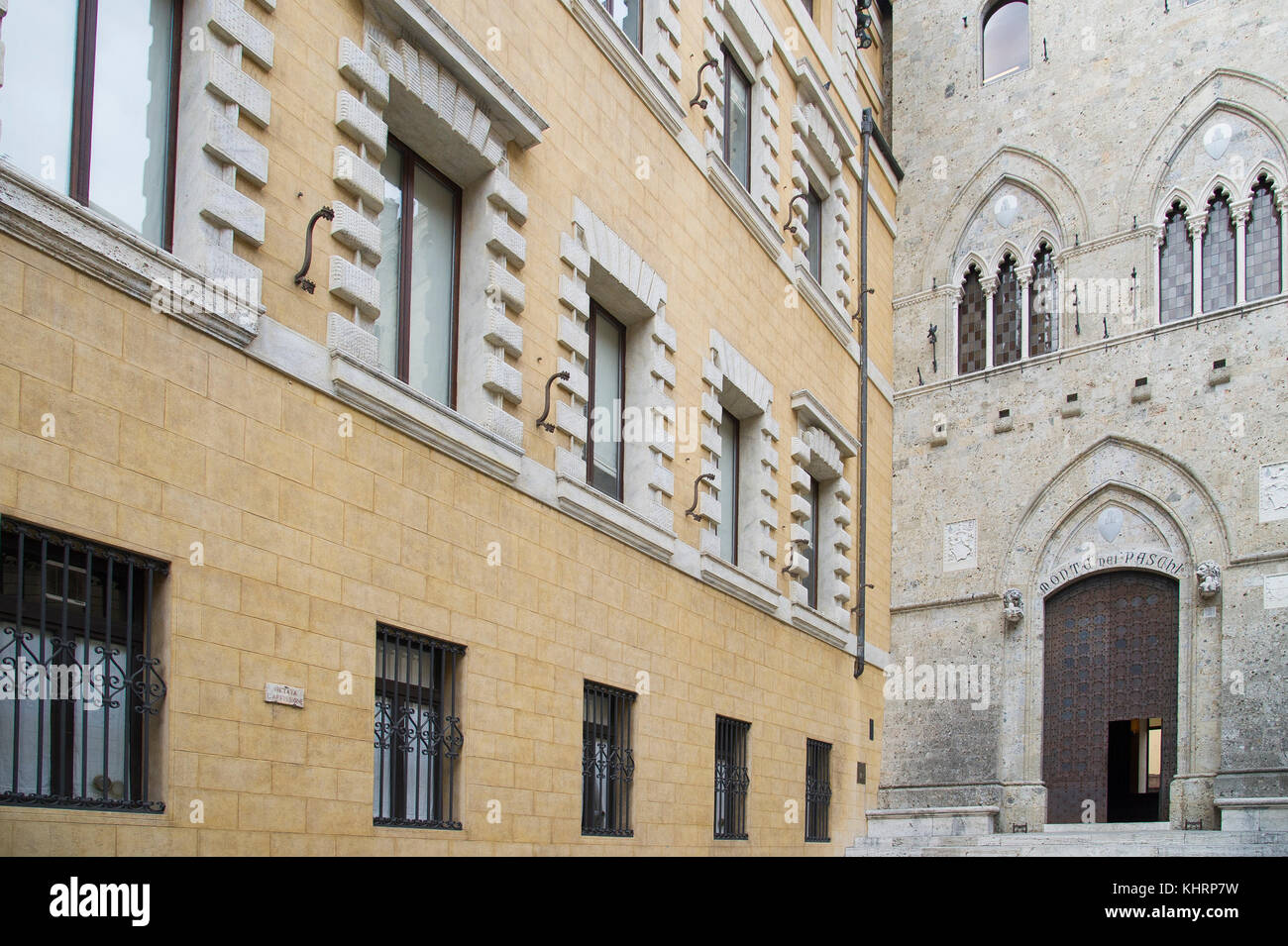 Ingresso principale al gotico Palazzo Salimbeni, sede centrale della Banca Monte dei Paschi di Siena nel centro storico di Siena elencati dall'UNESCO Patrimonio dell'umanità Foto Stock