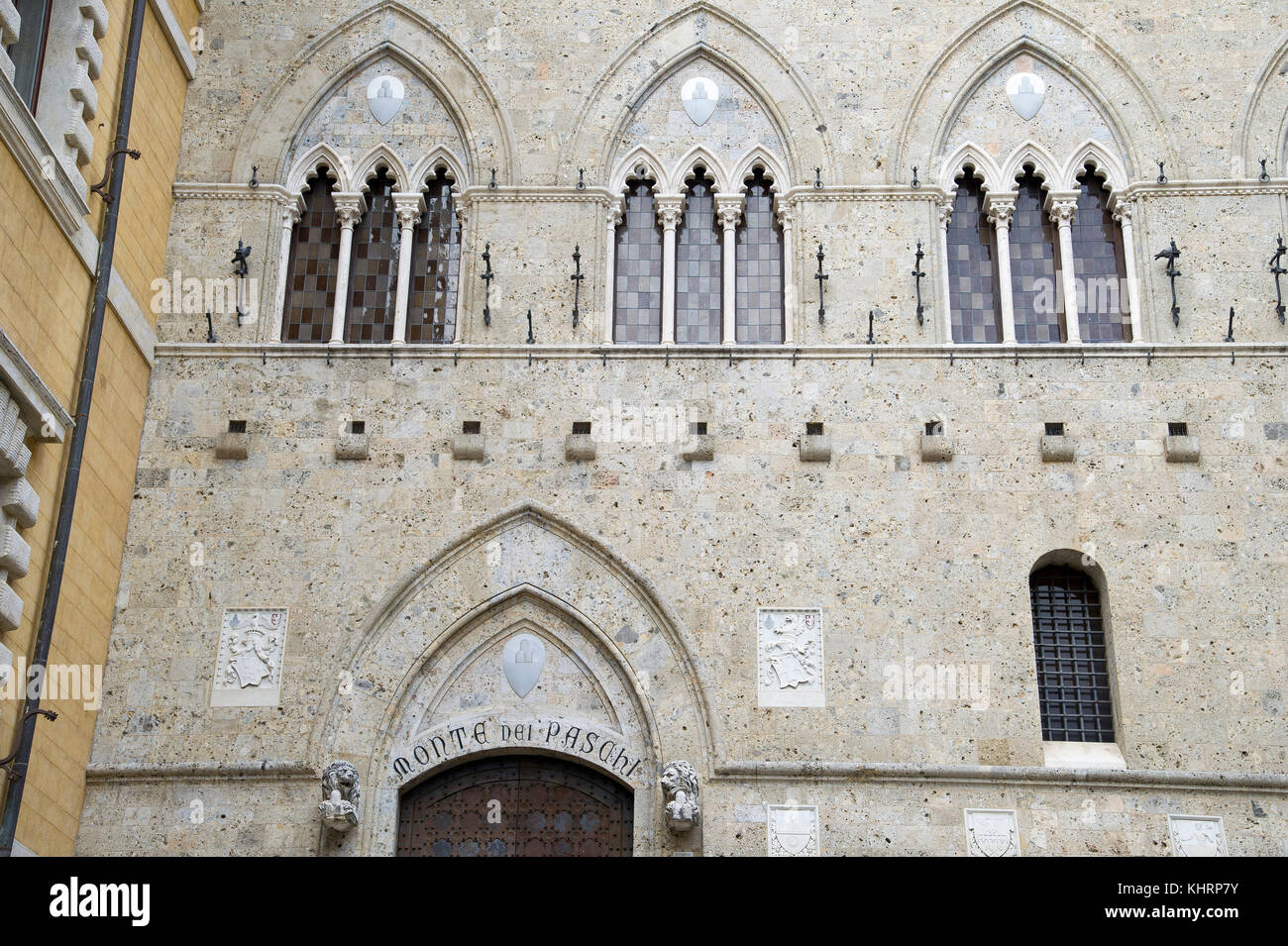 Ingresso principale al gotico Palazzo Salimbeni, sede centrale della Banca Monte dei Paschi di Siena nel centro storico di Siena elencati dall'UNESCO Patrimonio dell'umanità Foto Stock