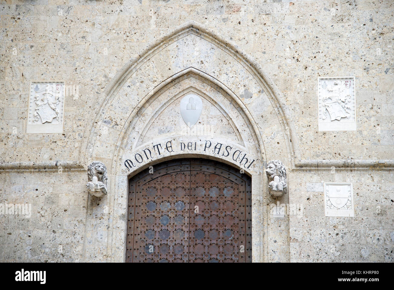 Ingresso principale al gotico Palazzo Salimbeni, sede centrale della Banca Monte dei Paschi di Siena nel centro storico di Siena elencati dall'UNESCO Patrimonio dell'umanità Foto Stock