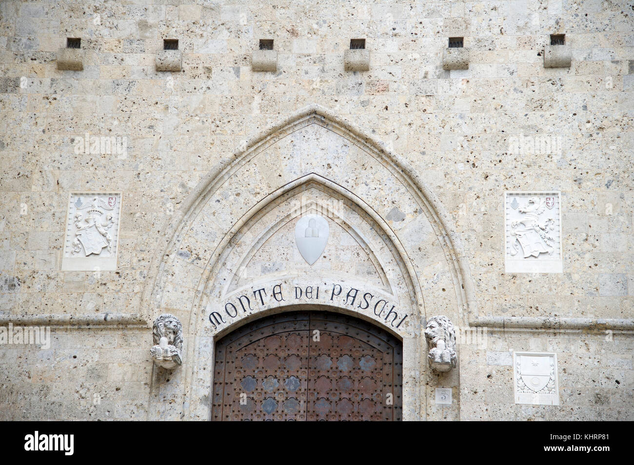 Ingresso principale al gotico Palazzo Salimbeni, sede centrale della Banca Monte dei Paschi di Siena nel centro storico di Siena elencati dall'UNESCO Patrimonio dell'umanità Foto Stock