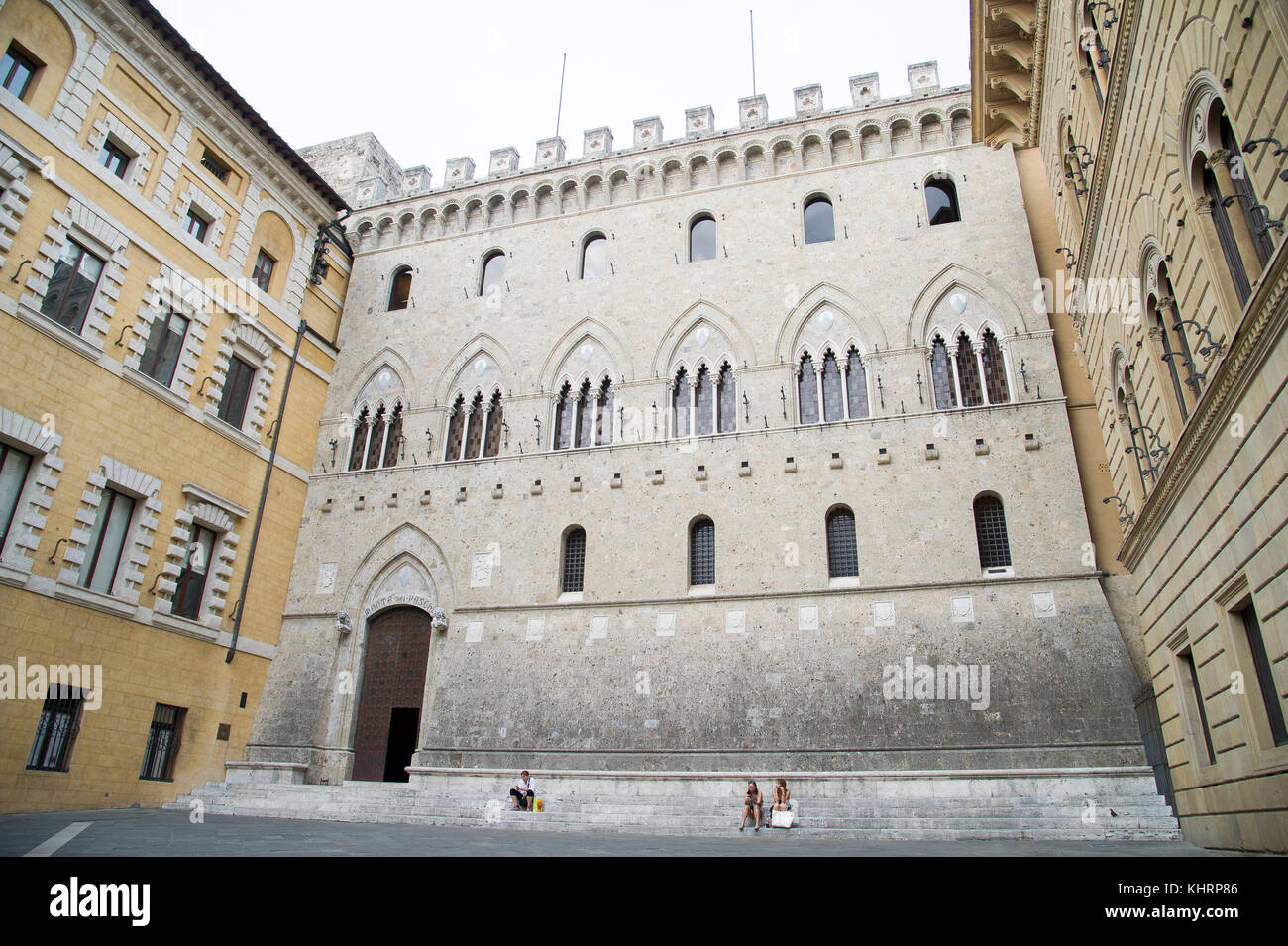 Ingresso principale al gotico Palazzo Salimbeni, sede centrale della Banca Monte dei Paschi di Siena nel centro storico di Siena elencati dall'UNESCO Patrimonio dell'umanità Foto Stock