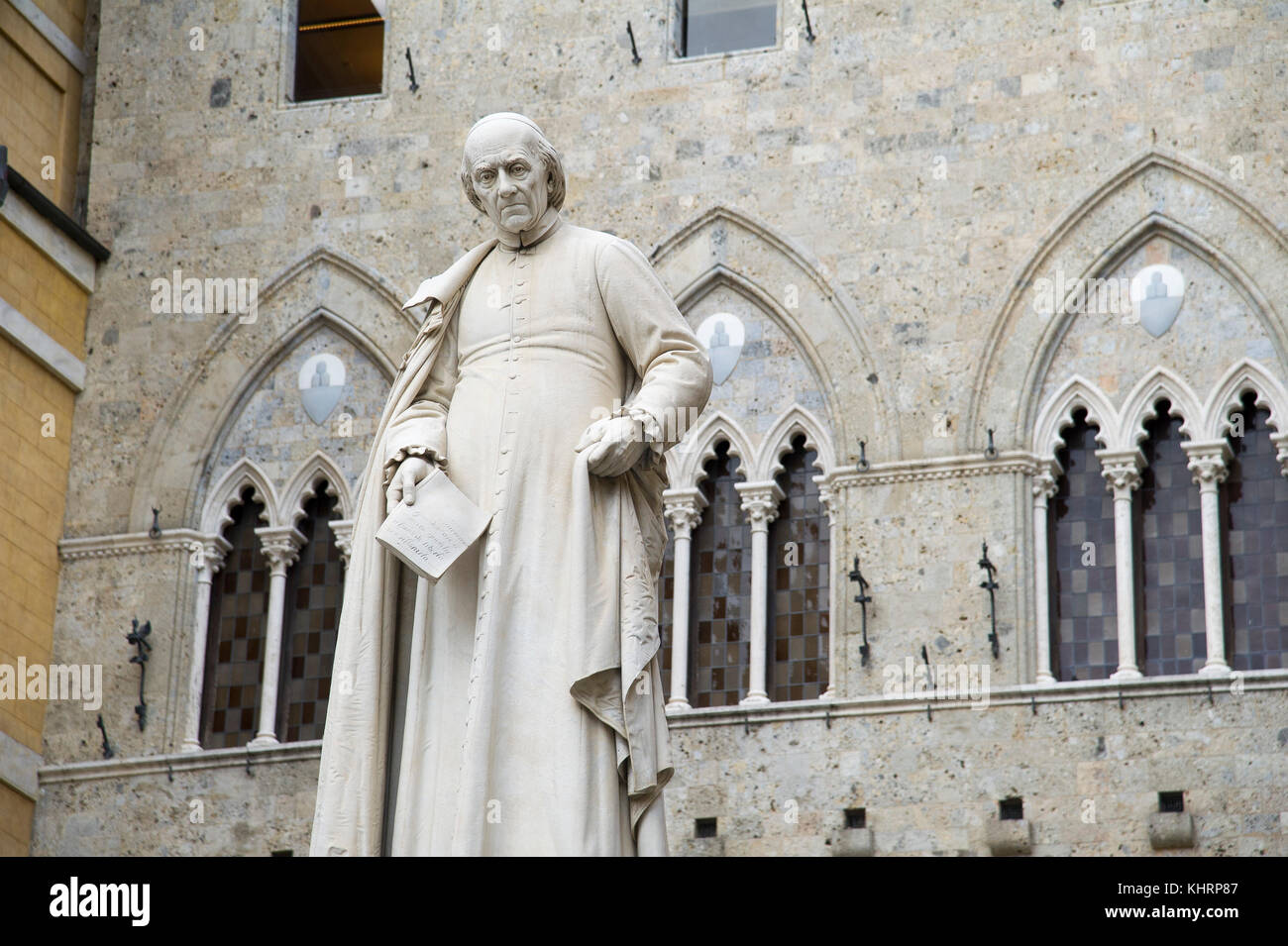 Statua di Sallustio Bandini da Tito Sarrocchi di fronte all'entrata principale al gotico Palazzo Salimbeni, sede centrale della Banca Monte dei Paschi di Sie Foto Stock