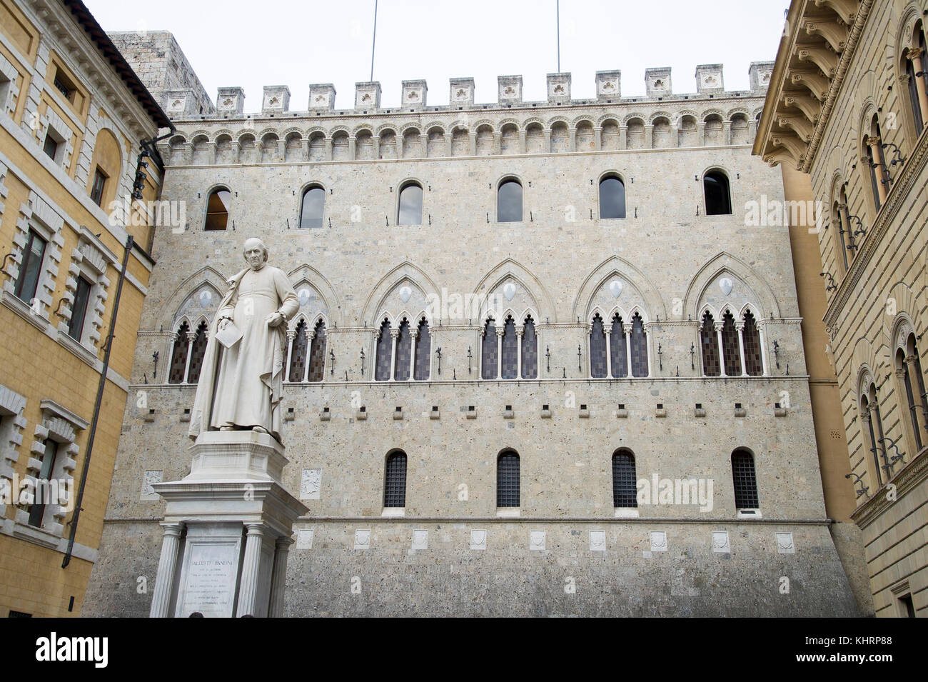 Statua di Sallustio Bandini da Tito Sarrocchi di fronte all'entrata principale al gotico Palazzo Salimbeni, sede centrale della Banca Monte dei Paschi di Sie Foto Stock